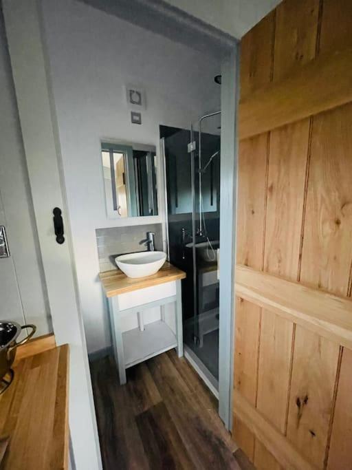 The Hut@Trefechan Wen - Coastal Coziness! Goodwick Екстериор снимка