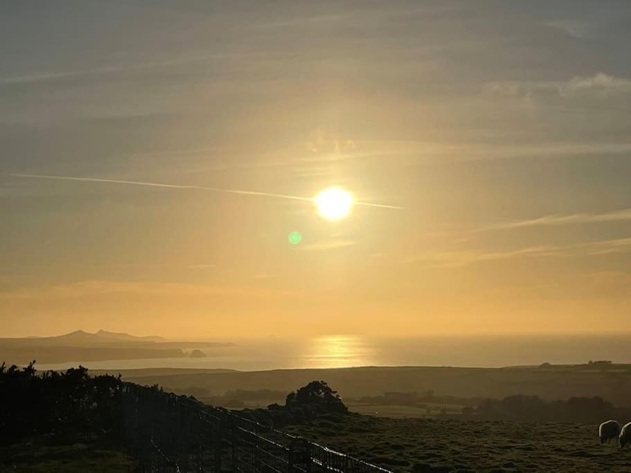 The Hut@Trefechan Wen - Coastal Coziness! Goodwick Екстериор снимка