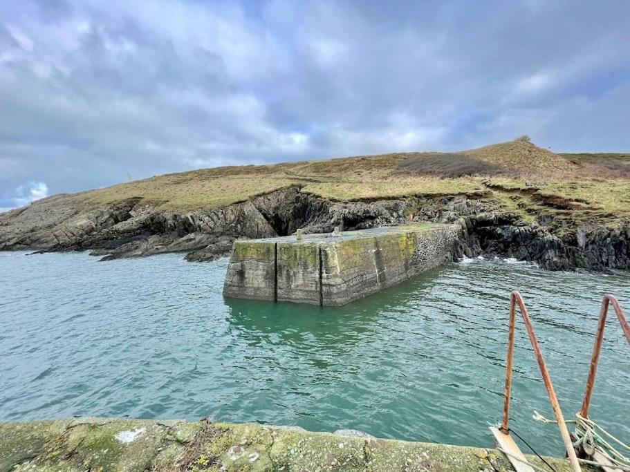 The Hut@Trefechan Wen - Coastal Coziness! Goodwick Екстериор снимка