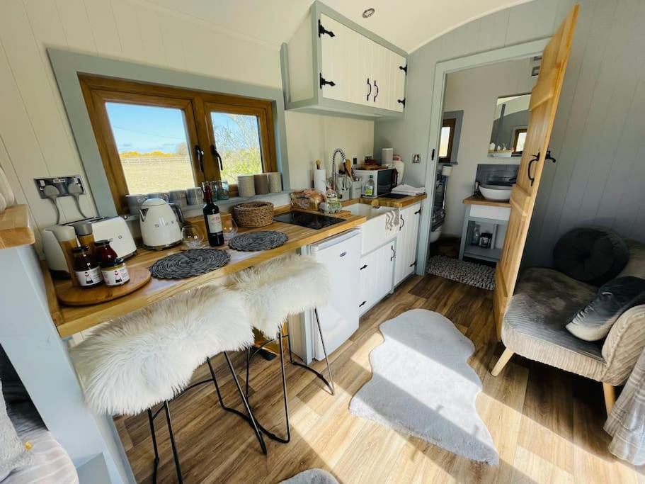 The Hut@Trefechan Wen - Coastal Coziness! Goodwick Екстериор снимка