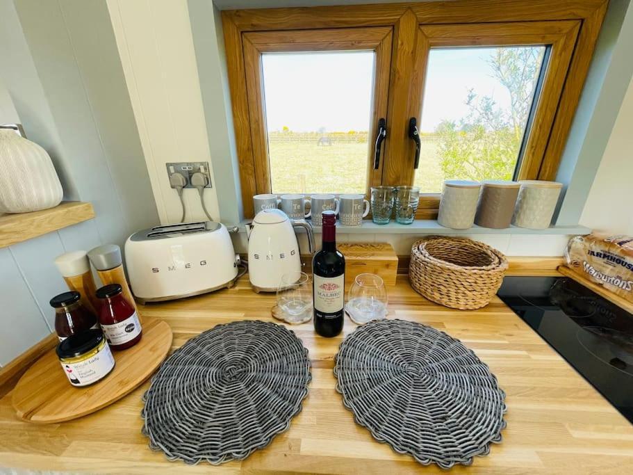 The Hut@Trefechan Wen - Coastal Coziness! Goodwick Екстериор снимка
