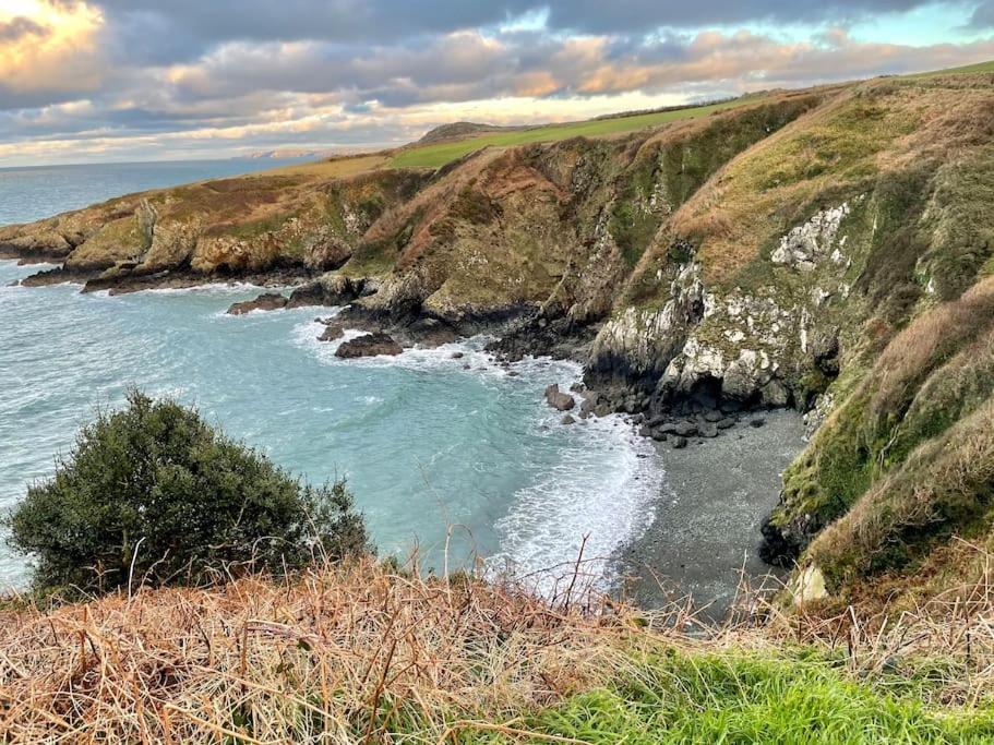 The Hut@Trefechan Wen - Coastal Coziness! Goodwick Екстериор снимка